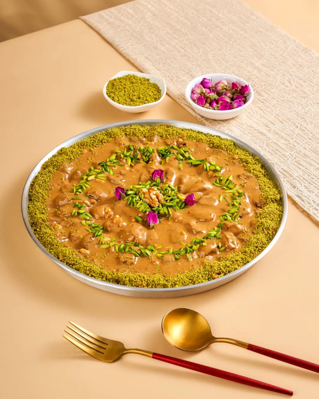 طبق حلويات بالفستق وبتلات الورد
