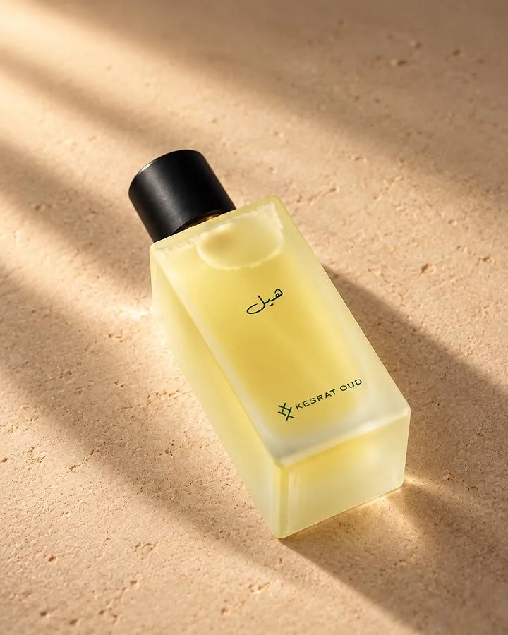 عبوة عطر على خلفية رملية