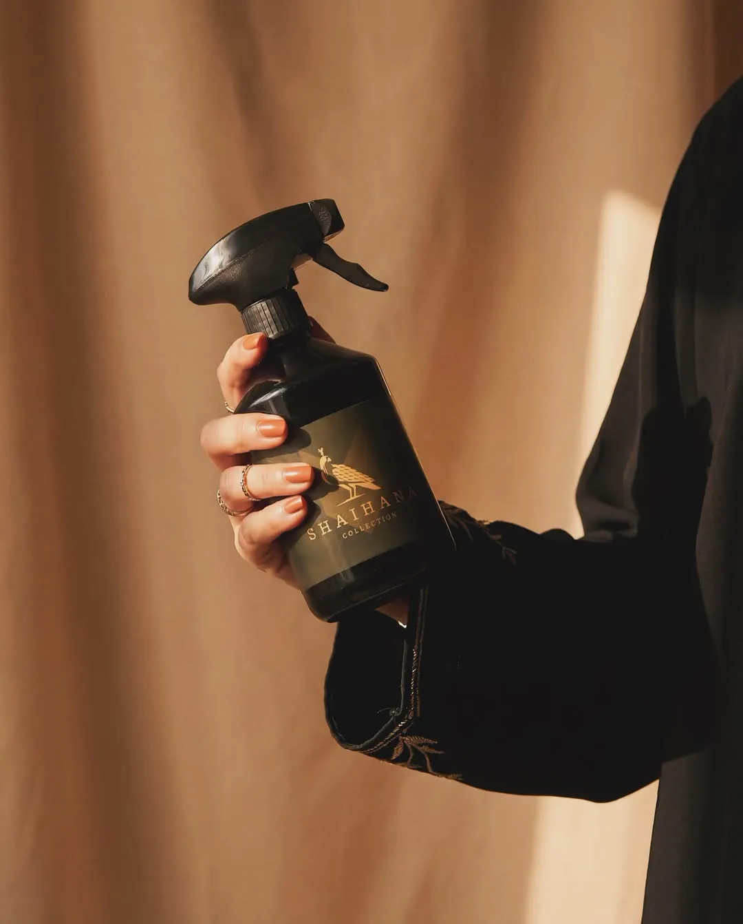 عبوة رذاذ عطري بيد