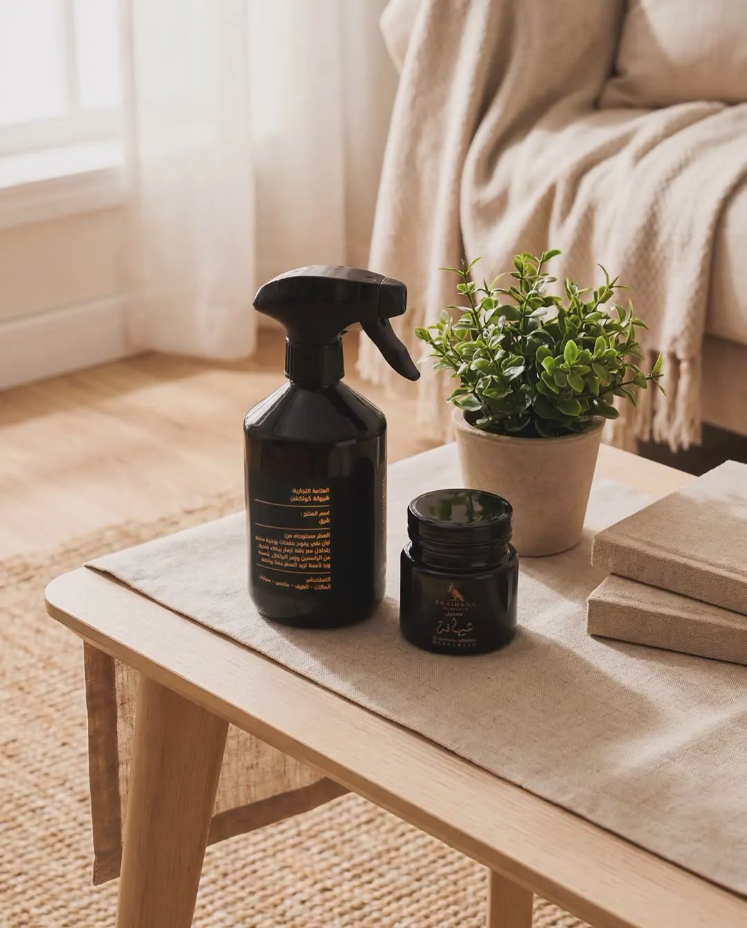 عبوات رذاذ عطري على طاولة